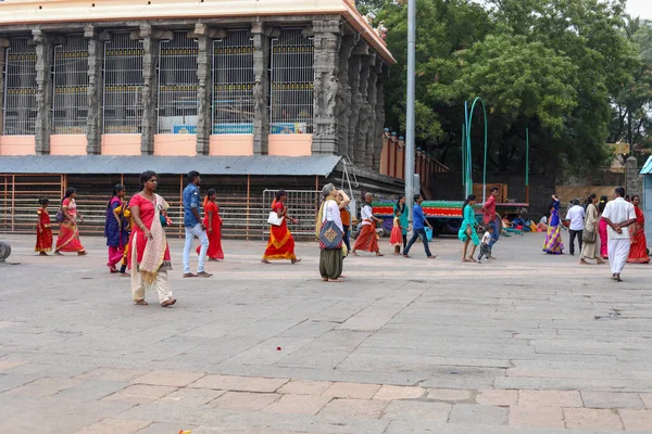 THIRUVANNAMALAI, INDIA - 2019. december 24.: hindu bhakták és külföldi turisták élvezték az Arunachaleswarar Templomot Tamil Naduban, Indiában. — Stock Fotó