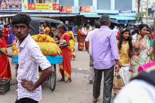 THIRUVANNAMALAI, INDIA - 24 december 2019: Niet-geïdentificeerde mensen die groenten verkopen op een straatmarkt — Stockfoto