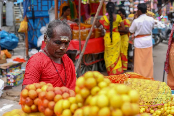 THIRUVANNAMALAI, INDIA - 24 dicembre 2019: Una donna che vende una varietà di articoli di frutta sul mercato. — Foto Stock