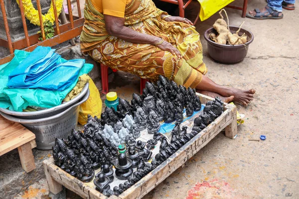 THIRUVANNAMALAI, ÍNDIA - 24 de dezembro de 2019: Vendedor de rua não identificado vendendo estátua de Deus Ganesha na Índia . — Fotografia de Stock