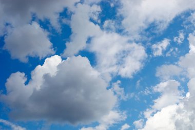 Bulutlara yakın mavi gökyüzü