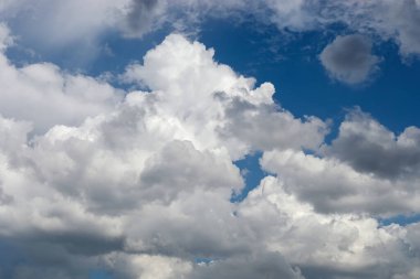 Gece gökyüzünde büyük kümülüs bulutu.