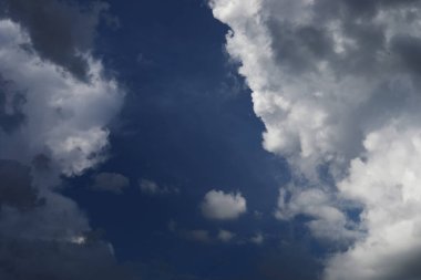 Yaz manzarası gökyüzü bulutlu, doğal arkaplan