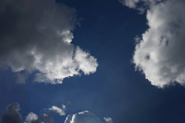 Gökyüzü kara bulutlarla doludur. Büyük bir fırtına öncesi kötü havalarda..