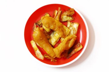 Güney Hindistan Patates Atıştırması, Vazhakkai Bajji beyaz arka planda kırmızı tabakta servis ediliyor.