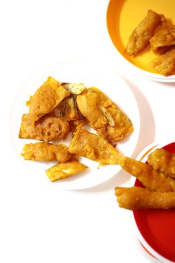 Güney Hindistan Patates Atıştırması, Vazhakkai Bajji beyaz arka planda hizmet verdi