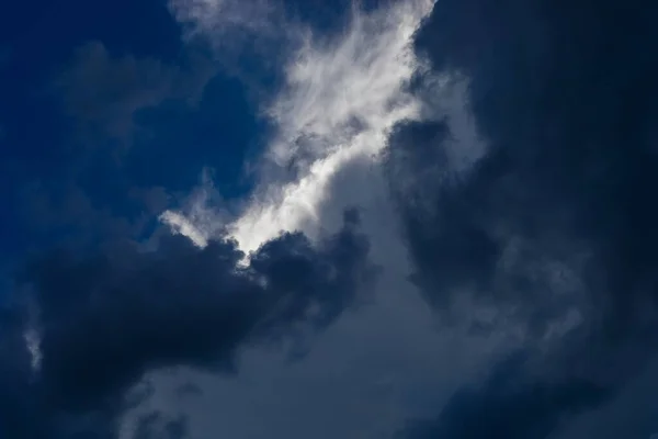 Ljus Det Mörka Och Dramatiska Stormmolnet — Stockfoto