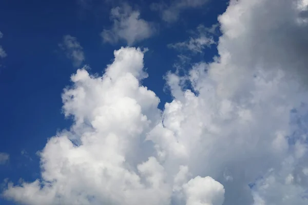 Tiefblauer Himmel Mit Weißen Wolken Hintergrund Mit Platz Für Text — Stockfoto