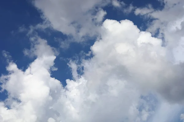 Große Kumuluswolken Nachthimmel — Stockfoto