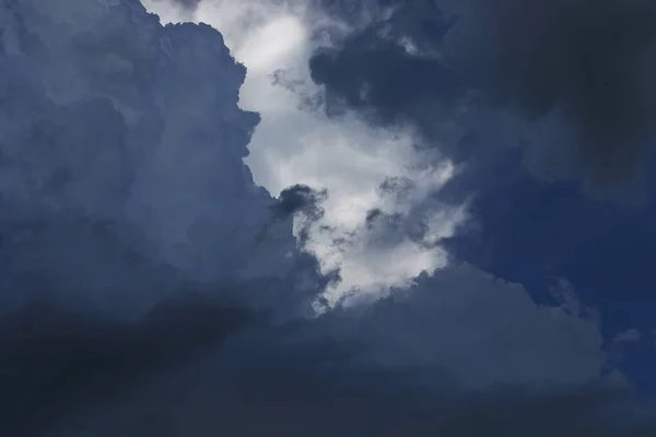 Stürmische Wolken Grau Niedrig Schlüsselhimmel Mit Dramatischen Schatten Und Licht — Stockfoto