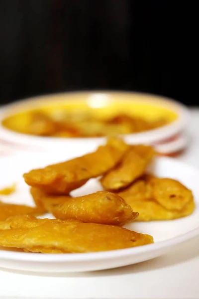 South Indian Potato Snack Vazhakkai Bajji Służył Czarnym Tle — Zdjęcie stockowe