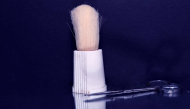 Siyah arkaplandaki yazı için erkek traş aksesuarları ve boşluk