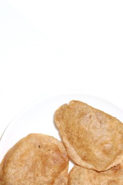 Ev yapımı Poori veya puri, Hint usulü kızarmış ekmek olarak da bilinir.