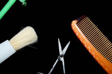 Sakallı berber dükkanının üst görüntülerini kesmek için araçlar