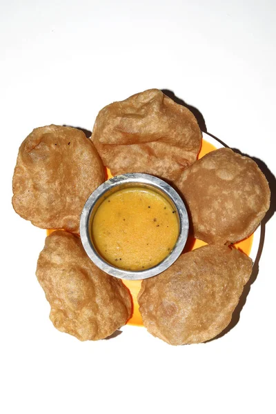 Hidangan India Poori Puri Dengan Aloo Dengan Latar Belakang Putih — Stok Foto