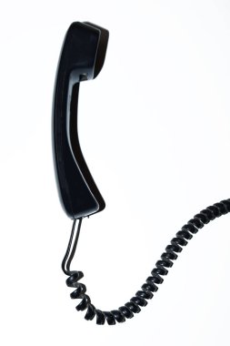 Beyaz arkaplanda siyah telefon alıcısının üst görünümü