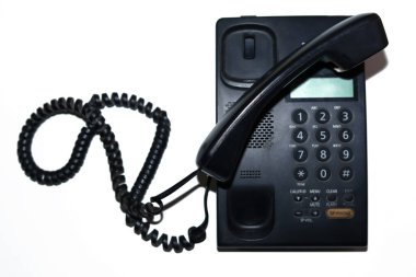 Beyaz arkaplanda yeni siyah telefonun üst görünümü