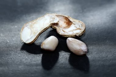 Siyah arka planda izole edilmiş, güneş ışınları gölgeli fıstıklar.