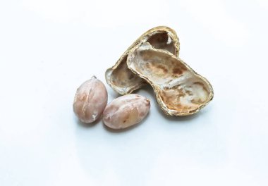 Beyaz arka planda izole edilmiş yer fıstıkları