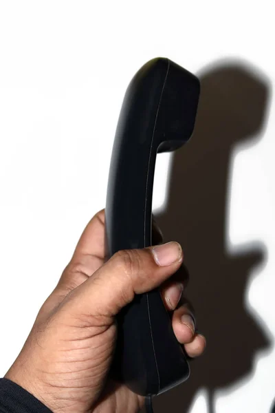 Beyaz Arka Planda Telefon Ahizesi Tutan Bir Erkek — Stok fotoğraf