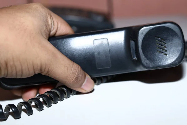 Mão Masculina Segurando Receptor Telefone Fundos Brancos — Fotografia de Stock