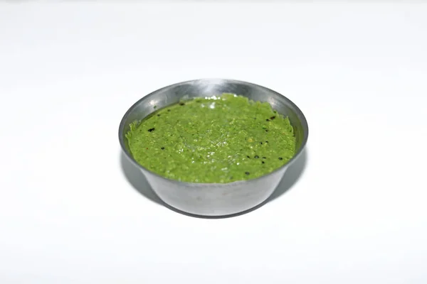 Zdrowe Zielone Chutney Wykonane Kolendry Mięty Przypraw Izolowane Białym Tle — Zdjęcie stockowe