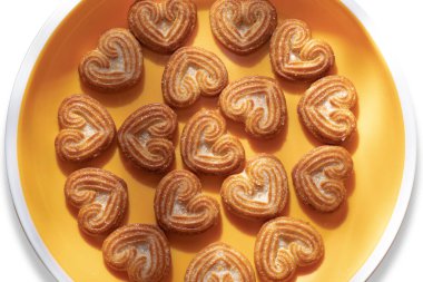 Küçük kalp şeklinde şeker serpiştirilmiş bisküviler