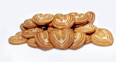 kalp şeklinde şeker serpiştirilmiş bisküviler