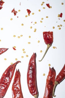 Kurutulmuş kırmızı biber, dilimlenmiş kırmızı acı biber beyaz arka planda izole edilmiş.