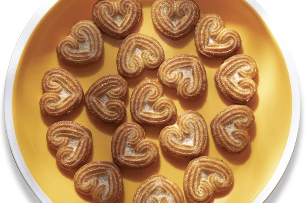 Küçük kalp şeklinde şeker serpiştirilmiş bisküviler