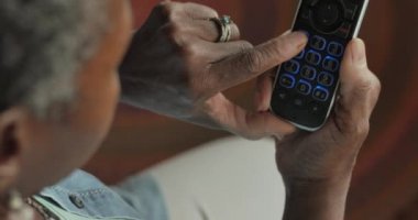 Yaşlı siyah kadın 911'i bir kablosuz sabit telefon - Ots üzerinde arama