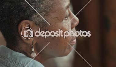 Siting ve müzik bekleyen için dinleme güzel Afro-Amerikan yaşlı kadın