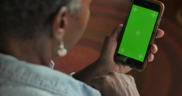 Παλαιότερα ελκυστική μαύρη γυναίκα πατώντας μια πράσινη οθόνη τηλέφωνο - Ots διπλό — Αρχείο Βίντεο