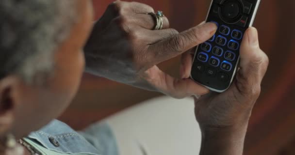 Ältere schwarze Frau wählt mit schnurlosem Festnetztelefon 911 - ots — Stockvideo