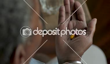 Yaşlı siyah kadın ilaç alarak uyuşturucu evinde kapsüller.