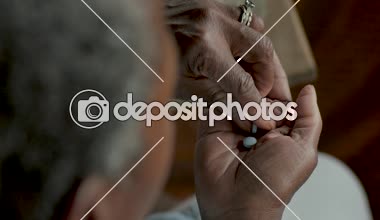 İki mavi hapları ve onları yutma siyah kadın kıdemli