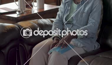 Ağrı gidermek için onun diz üstü buz torbası kullanarak bir yaşlı siyah kadın eğimli