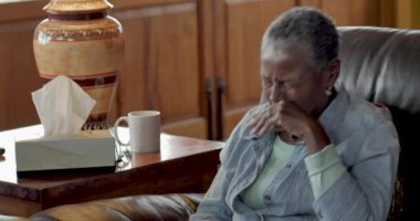 Yaşlı kadın alerji ya da saman nezlesi hapşırma ve burun üfleme ile siyah