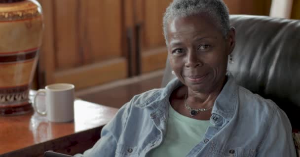 Hermosa feliz anciana negra sonriendo y riéndose de la cámara — Vídeo de stock