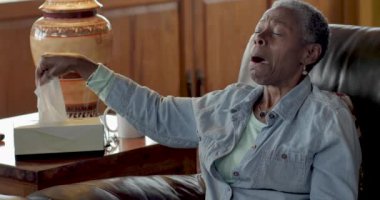 Hapşırma ve nezle belirtileri olan burnunu silerek hasta siyah kadın kıdemli