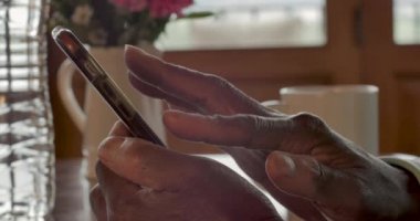 Swiping, kaydırma ve bir akıllı telefon kullanarak bir kadının karanlık eller yakın çekim