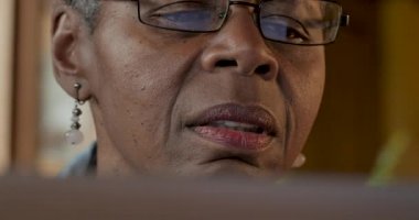 Bir bilgisayar monitörü seyir ve olumsuz bir şekilde tepki yaşlı siyah kadın