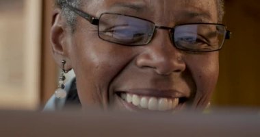 Son derece mutlu yaşlı siyah kadın için iyi haber onu laptop tepki