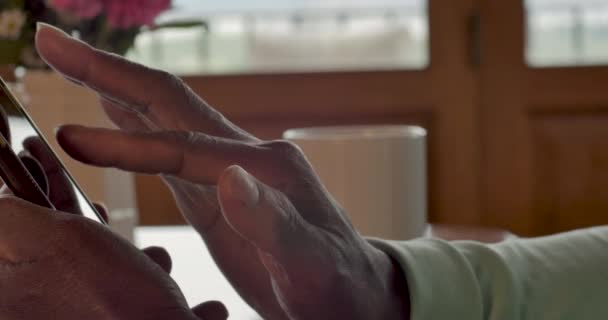 Las manos de una mujer afroamericana usando un teléfono móvil - Close up dolly — Vídeos de Stock
