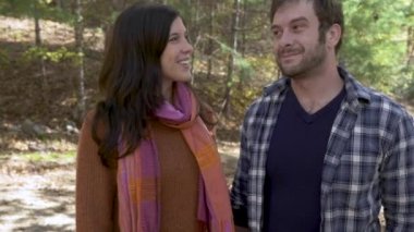 Bir parkta dışarıda yürürken aşık bir erkek ve kadın arasında otantik an