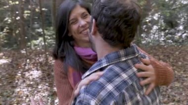 Çekici çift sarılma ve ormanda her açık havada sevgi dolu olmak