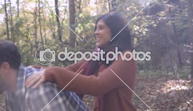 Yakışıklı bir adamın arkasına atlama ve etrafında Spinning güzel genç kadın