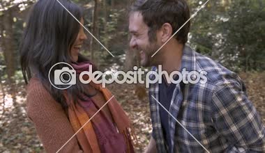 Ormanda ya da bir parkta birlikte aşk dans güzel çift