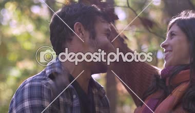 Birkaç sonbahar yaprakları ile oynarken sevgi ve eğlenceli olurken