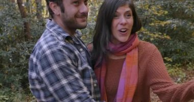 Genç kadın sürpriz ile onu erkek arkadaşı ya da koca dışında bakarak bir Present